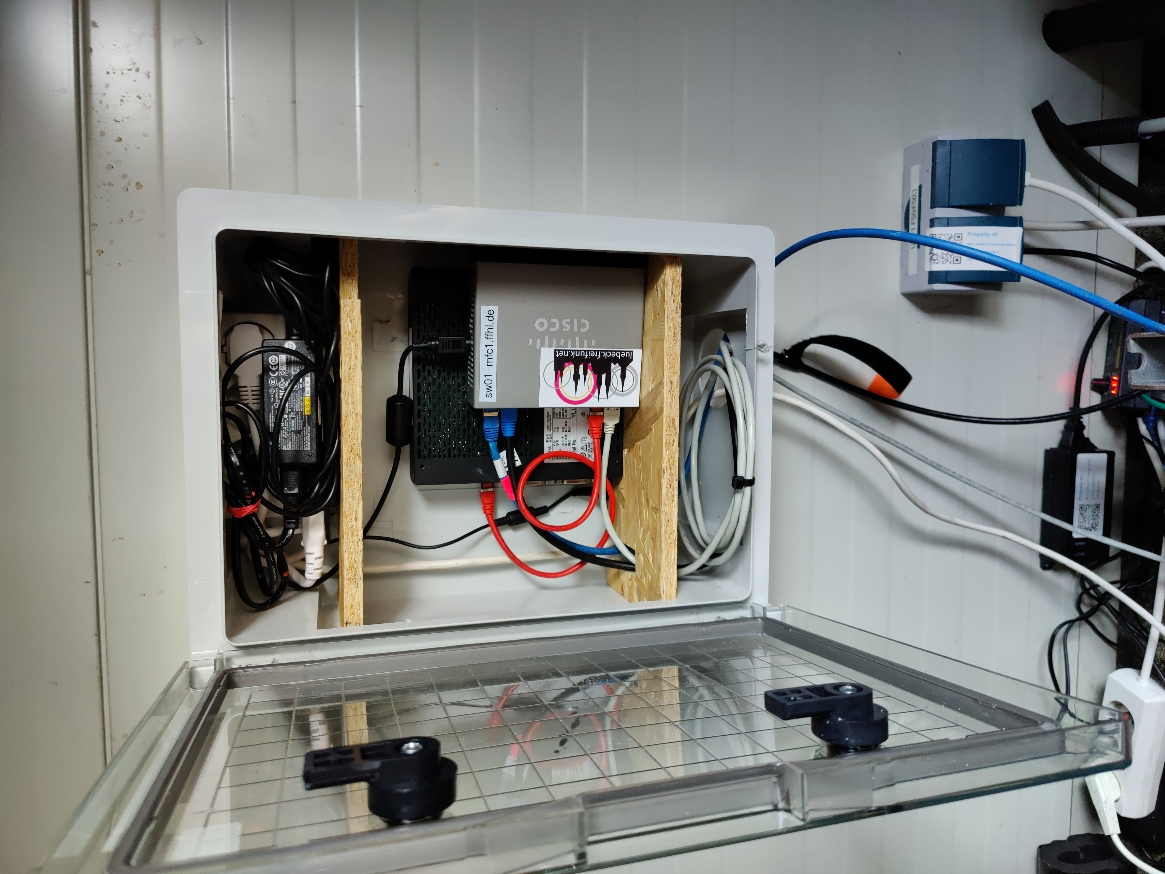 Instalationskasten mit switch und offloader